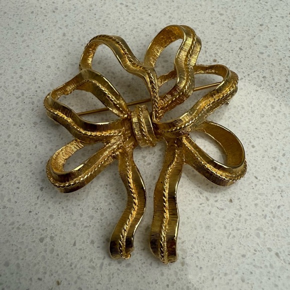 Vintage Bow Brooch Pin Signed Monet Gold Tone - Picture 2 of 7